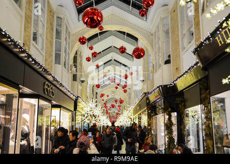 Die ikonischen Burlington überdachte Einkaufspassage in Mayfair, London, Großbritannien Stockfoto