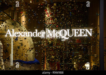 Signage auf die Alexander McQUEEN Flagship Store Old Bond Street, London, England, Großbritannien Stockfoto