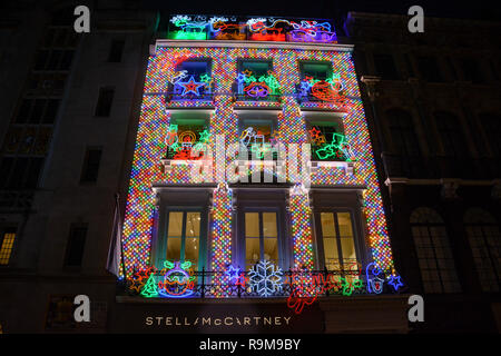 Äußere des Stella McCartney Flagship Store Old Bond Street in bunten Weihnachtsbeleuchtung und Dekoration Stockfoto