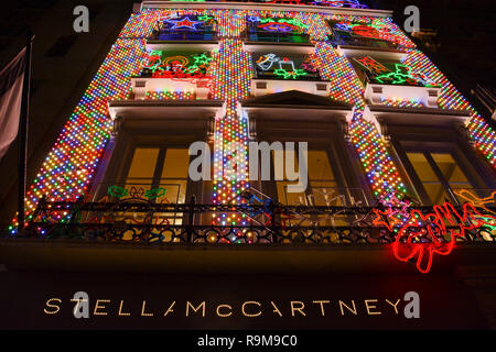 Äußere des Stella McCartney Flagship Store Old Bond Street in bunten Weihnachtsbeleuchtung und Dekoration Stockfoto