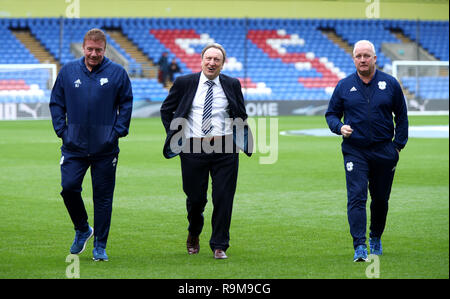 Cardiff City Manager Neil Warnock Roy Hodgson (Mitte) mit Trainer Ronnie Jepson (links) und Assistant Manager Kevin Blackwell auf dem Platz vor der Premier League Spiel im Selhurst Park, London. Stockfoto