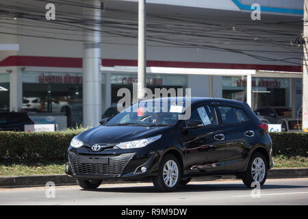 Chiangmai, Thailand - 21. Dezember 2018: Neue private Auto Toyota Yaris Hatchback Eco Car. Foto an der Straße Nr. 121 ca. 8 km von der Innenstadt von Chiangmai thail Stockfoto