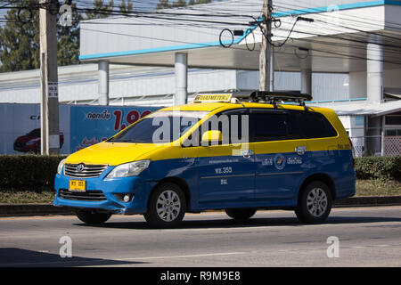 Chiangmai, Thailand - 21. Dezember 2018: das Taxi in die Stadt Chiang Mai, Toyota Innova Service in der Stadt. Foto an der Straße Nr. 1001 etwa 8 km von der Innenstadt von Chiangmai, Stockfoto