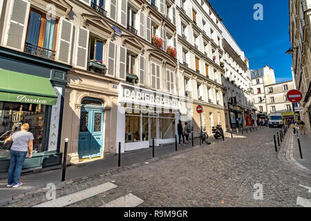 Geschäfte und Boutiquen entlang der Rue La Vieuville , einer gepflasterten Straße in Montmartre, Paris, Frankreich Stockfoto