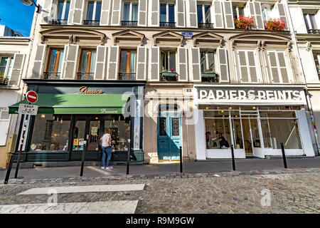 Geschäfte und Boutiquen entlang der Rue La Vieuville , einer gepflasterten Straße in Montmartre, Paris, Frankreich Stockfoto