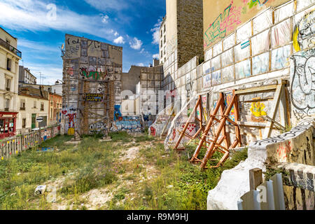 Brachflächen entlang der Rue des Trois-Frères, Montmartre Paris. Stockfoto