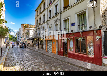 L'artiste Restaurant in der Rue Gabrielle, einer gepflasterten Straße in Montmartre, Paris, Frankreich Stockfoto