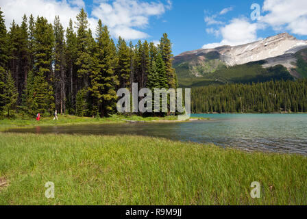 Wandern entlang der Maligne Lake, Jasper National Park, Rocky Mountains, Alberta, Kanada Stockfoto