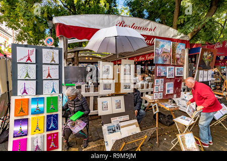 Künstler malen und zeigen ihre Werke am Place Du Tetre, einem beliebten Platz in Montmartre, Paris, Frankreich Stockfoto