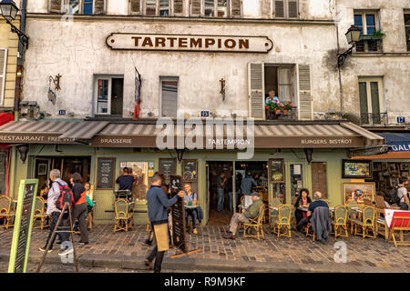 Leute, die an Tischen vor dem Tartempion, einem Restaurant in Montmartre, Montmartre, Paris, Frankreich, sitzen Stockfoto