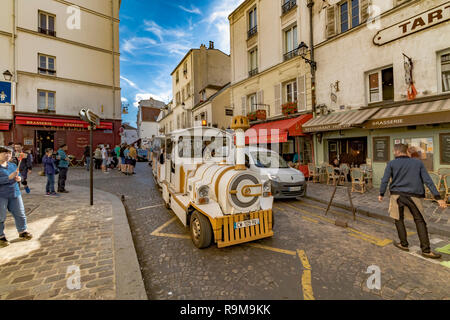 Der kleine Zug von Montmartre (Le Petit Train de Montmartre) führt durch die engen Straßen von Montmartre, Paris, Frankreich Stockfoto