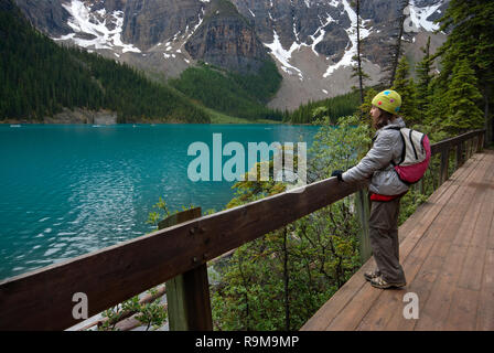 Junge Mädchen entlang der Strecke rund um Moraine Lake, Banff National Park, Rocky Mountains, Alberta, Kanada Stockfoto