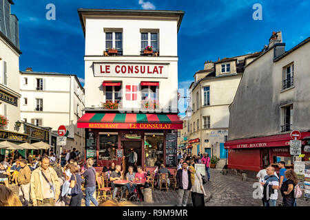 Gäste, die das Mittagessen vor dem Restaurant Le Consulat genießen, einem Restaurant und Bistro in der Rue Norvins im Herzen von Montmartre in Paris, Frankreich Stockfoto