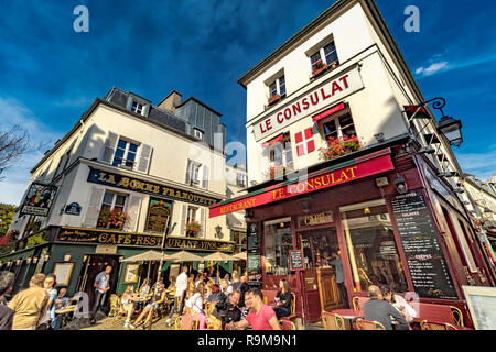 Gäste, die das Mittagessen vor dem Restaurant Le Consulat genießen, einem Restaurant und Bistro in der Rue Norvins im Herzen von Montmartre in Paris, Frankreich Stockfoto