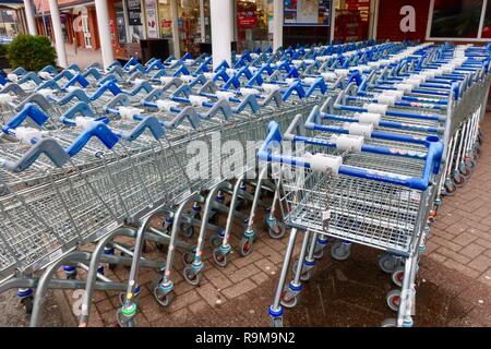 Supermarkt Einkaufswagen außerhalb eines Tesco Supermarkt, der geschlossen ist, Boxing Day. Dezember 2018. Stockfoto