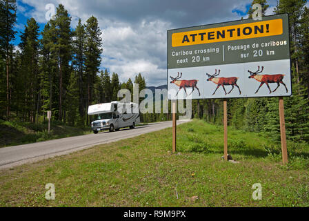 Warnschild über Caribou Crossing, Jasper National Park, Rocky Mountains, Alberta, Kanada Stockfoto