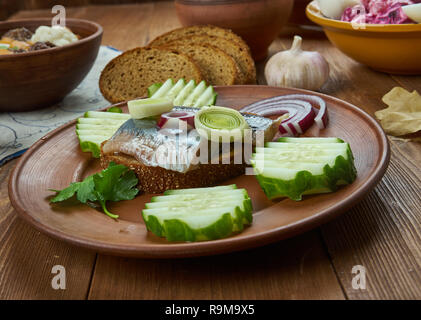 Kiluvoileib, Sprotte Sandwich, estnische Küche, Traditionelle verschiedene Gerichte, Ansicht von oben. Stockfoto