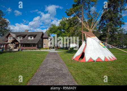 Native tepee und Infornation Zentrum in Jasper, Jasper National Park, Rocky Mountains, Alberta, Kanada Stockfoto