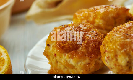 Creole Chicken Artischocken Kugeln, kreolische Küche, Traditionelle verschiedene Gerichte, Ansicht von oben. Stockfoto