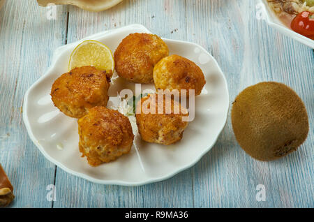 Creole Chicken Artischocken Kugeln, kreolische Küche, Traditionelle verschiedene Gerichte, Ansicht von oben. Stockfoto