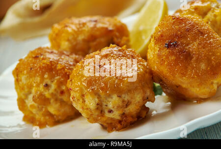 Creole Chicken Artischocken Kugeln, kreolische Küche, Traditionelle verschiedene Gerichte, Ansicht von oben. Stockfoto