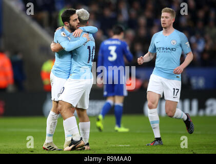 Von Manchester City Bernardo Silva (links) feiert ersten Ziel seiner Seite des Spiels zählen während der Premier League Match für die King Power Stadion, Leicester. Stockfoto