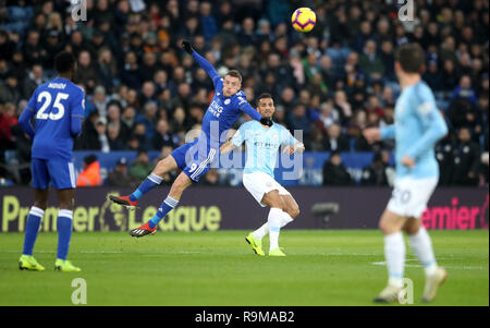 Von Leicester City Jamie Vardy (links) und Manchester City Danilo Kampf um den Ball während der Premier League Match für die King Power Stadion, Leicester. Stockfoto