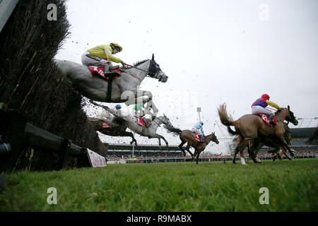 Läufer klar eine frühe Zaun in den 32 roten König George VI Steeple Chase Rennen bei Tag 1 von 32 Rote Winter Festival in Kempton Park Racecourse. Stockfoto