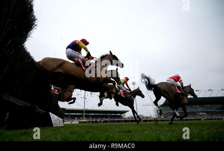 Läufer klar eine frühe Zaun in den 32 roten König George VI Steeple Chase Rennen bei Tag 1 von 32 Rote Winter Festival in Kempton Park Racecourse. Stockfoto