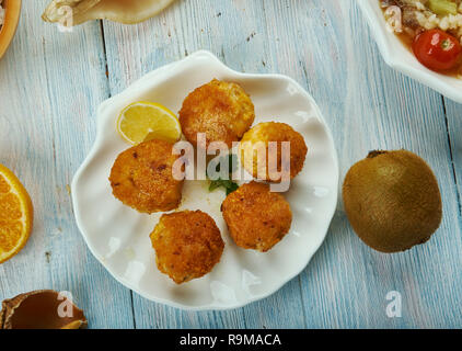 Creole Chicken Artischocken Kugeln, kreolische Küche, Traditionelle verschiedene Gerichte, Ansicht von oben. Stockfoto