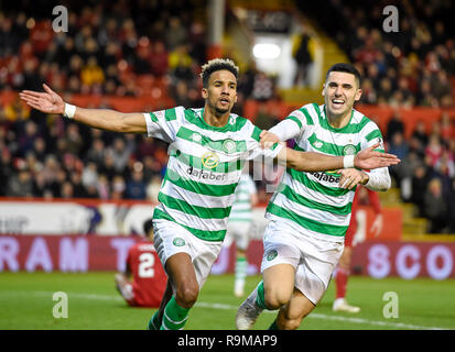 Celtic Scott Sinclair (links) feiert zählende zweite Ziel seiner Seite des Spiels mit Tom Rogic während der schottischen Premier League Spiel im Pittodrie Stadium, Aberdeen. Stockfoto