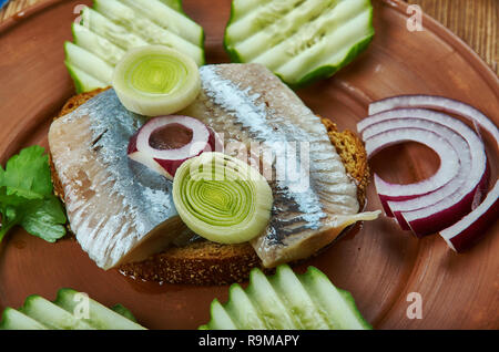 Kiluvoileib, Sprotte Sandwich, estnische Küche, Traditionelle verschiedene Gerichte, Ansicht von oben. Stockfoto