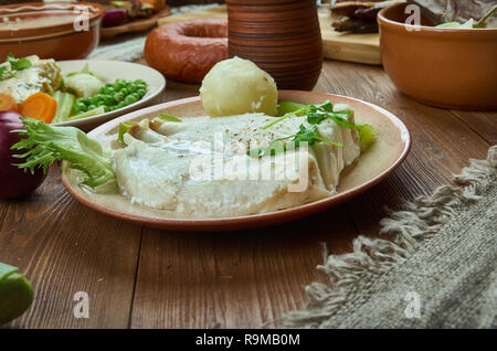 Lutefisk, traditionelles Gericht von einigen nordischen Ländern, norwegische Küche, Traditionelle verschiedene Gerichte, Ansicht von oben. Stockfoto