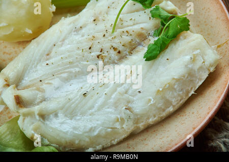 Lutefisk, traditionelles Gericht von einigen nordischen Ländern, norwegische Küche, Traditionelle verschiedene Gerichte, Ansicht von oben. Stockfoto