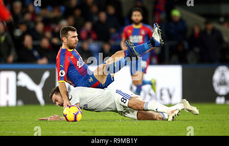 Crystal Palace James McArthur (Mitte) von Cardiff City Joe Ralls (links) Kampf um den Ball während der Premier League Spiel im Selhurst Park, London. Stockfoto