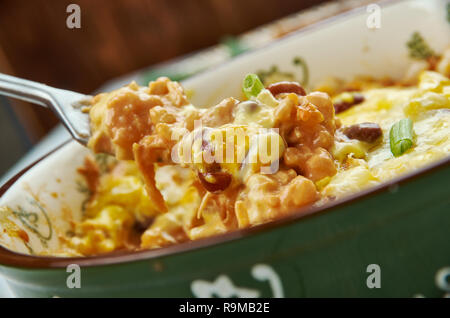 Südwesten Huhn Skillet, Wärme eine große saute Pfanne bei mittlerer Hitze. Olivenöl hinzufügen und dann die Zwiebel und Paprika. Stockfoto