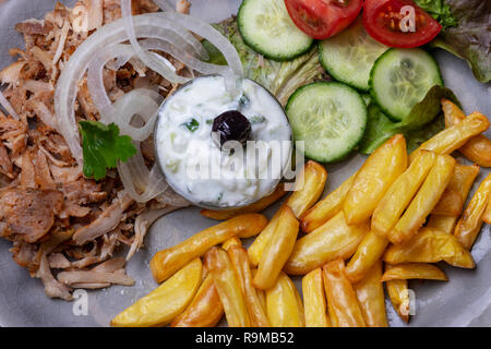 Griechischen Gyros mit tzaziki und Pommes Frites Stockfoto