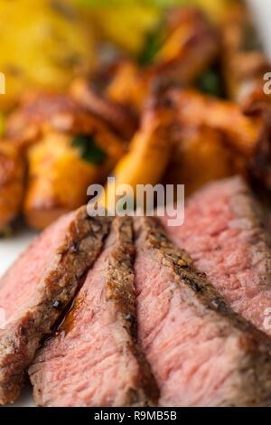 Steak Slices mit Pfifferlingen Stockfoto