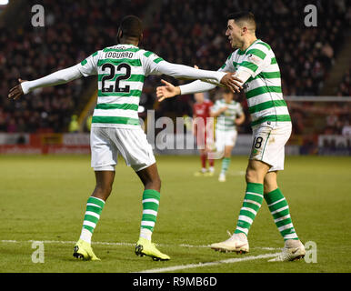 Celtic's Odsonne Edouard (links) feiert mit Tom Rogic nach zählenden Dritten Ziel seiner Seite des Spiels während der schottischen Premier League Spiel im Pittodrie Stadium, Aberdeen. Stockfoto