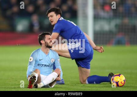 Von Manchester City Bernardo Silva reagiert, nachdem von Leicester City Harry Maguire (zurück) während der Premier League Match für die King Power Stadion, Leicester verschmutzt ist. Stockfoto