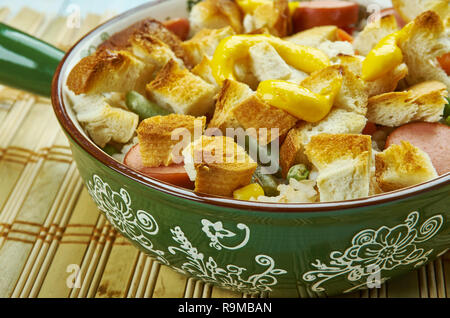 Hähnchen Wurst wilder Reis Auflauf, Reis, fügen Sie Creme der Pilzsuppe, Huhn, Gemüse, Sahne, Zwiebel und Sellerie, gekocht und mit Salz und Pfeffer würzen. Stockfoto