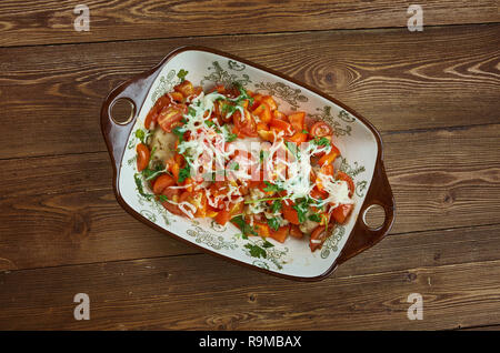 Bruschetta Huhn Backen, perfekt ausgewogene Bissen von Tomaten, Knoblauch, Huhn und Mozzarella Stockfoto