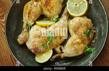 Brathähnchen mit Sumach, Za'atar und Zitrone, traditionelle palästinensische Dish Stockfoto