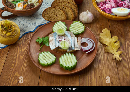 Kiluvoileib, Sprotte Sandwich, estnische Küche, Traditionelle verschiedene Gerichte, Ansicht von oben. Stockfoto