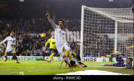 Leeds United ist Pablo Hernandez feiert den Glauben der Ball die Linie überquert hatte, und er hatte das Siegtor erzielte, bevor Mannschaftskamerad Kemar Roofe, (links) Kerben das dritte Ziel während der Sky Bet Championship Match an der Elland Road, Leeds. Stockfoto