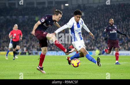 Von Arsenal Stephan Lichtsteiner (links) und Brighton & Hove Albion Bernardo Kampf um den Ball während der Premier League Match an der AMEX Stadion, Brighton. Stockfoto