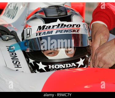 Pole sitter SAM Hornish jr sitzt in seinem Auto warte für das Toyota Indy 300 im Homestead Miami Speedway im Homestead, Florida am 26. März 2006 beginnen. Stockfoto