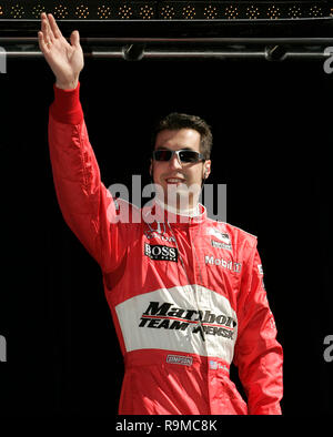 Pole sitter SAM Hornish jr Wellen der Menge, die bei der Treiberinstallation Einführungen vor Beginn der Toyota Indy 300 im Homestead Miami Speedway im Homestead, Florida am 26. März 2006. Stockfoto