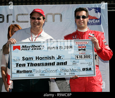 Pole sitter SAM Hornish jr erhält einen Scheck für das Gewinnen der Pole bei der Vorstellung vor dem Start des Toyota Indy 300 im Homestead Miami Speedway im Homestead, Florida am 26. März 2006. Stockfoto