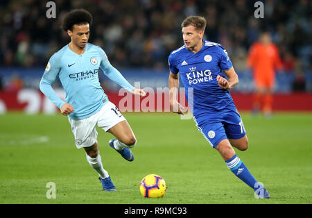 Von Leicester City Marc Albrighton (rechts) und Manchester City Leroy Sane Kampf um den Ball während der Premier League Match für die King Power Stadion, Leicester. Stockfoto